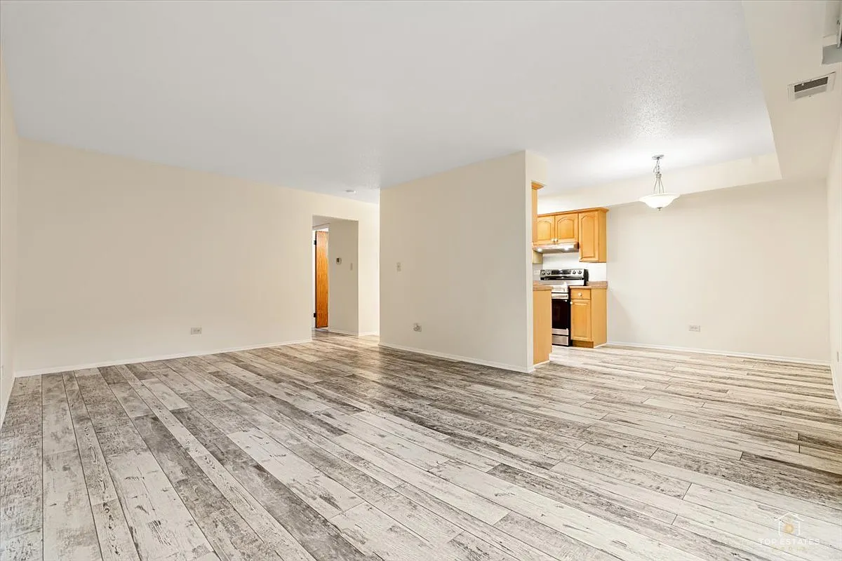 2 bed, 1.5 bath, 900 sqft, $1,800 — Photo 2