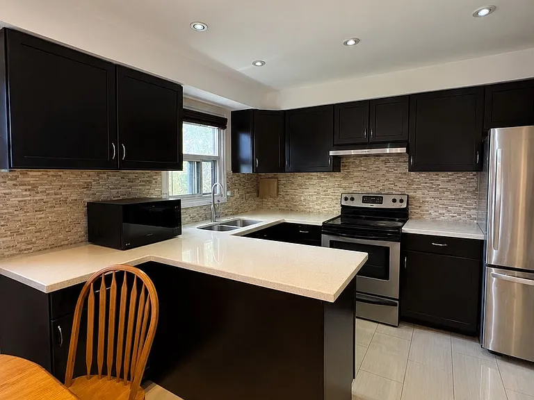 37 Royal Colwood Ct #UPPER LEVEL — Photo 3