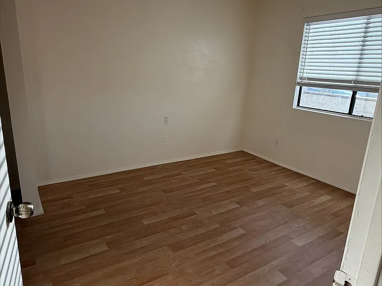 College Ave Apts. — Photo 4