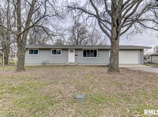 425 E Waverly St, Virden, IL 62690