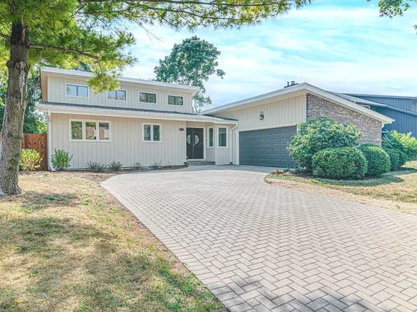 645 Ash St, Roselle, IL 60172