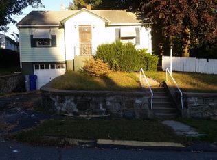 28 Whitecroft Ln, Waterbury, CT 06705
