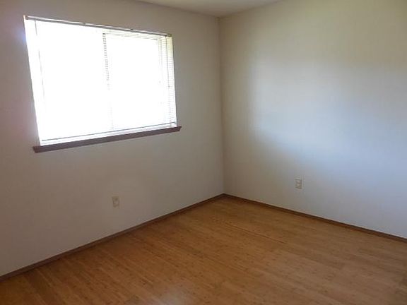 5th image of 221 Tacoma Blvd S