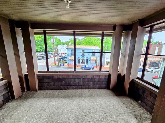 Screen-in porch