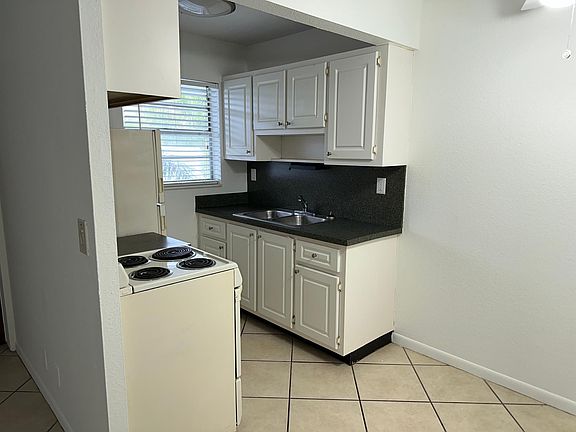 3rd image of 616 Lucerne Ave APT 12