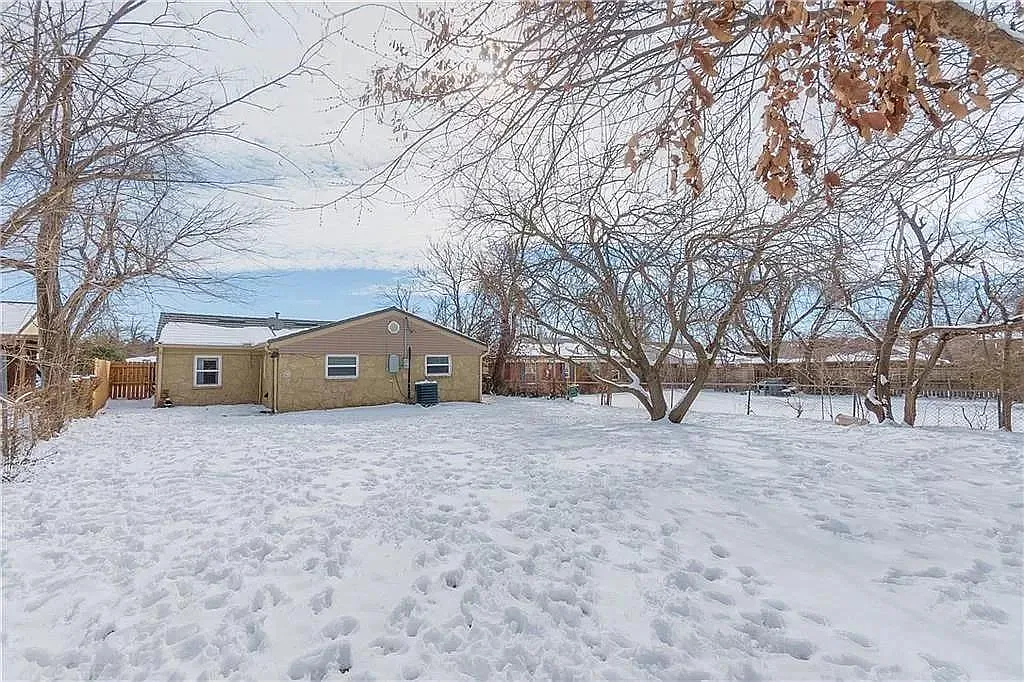 2109 Westchester Dr — Photo 2