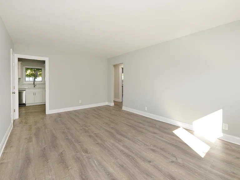 Cameron Apartments — Photo 6