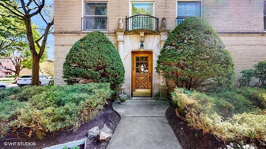 2043 W Farwell Ave APT 1W photo 1