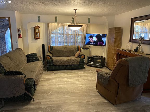 5th image of 1114 SE 144th Ct