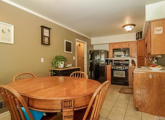 5th image of 42658 Somerset Dr