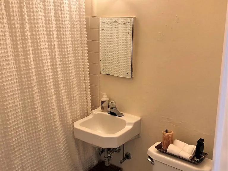 Catalina Apartments — Photo 11