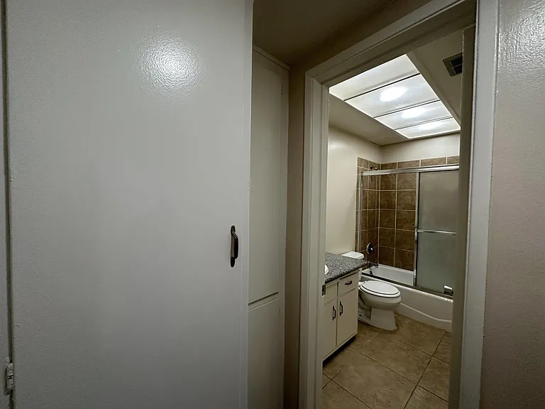 241 S Hudson Ave #12 — Photo 15