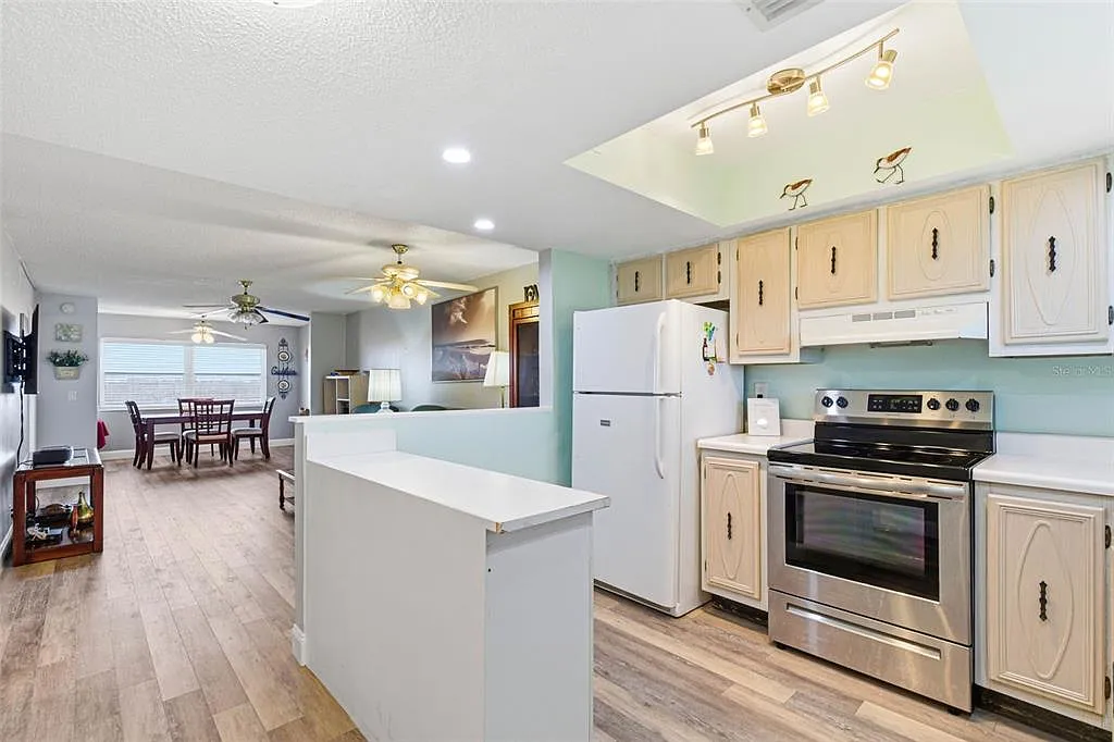 2 bed, 2.0 bath, 800 sqft, $1,500 — Photo 2