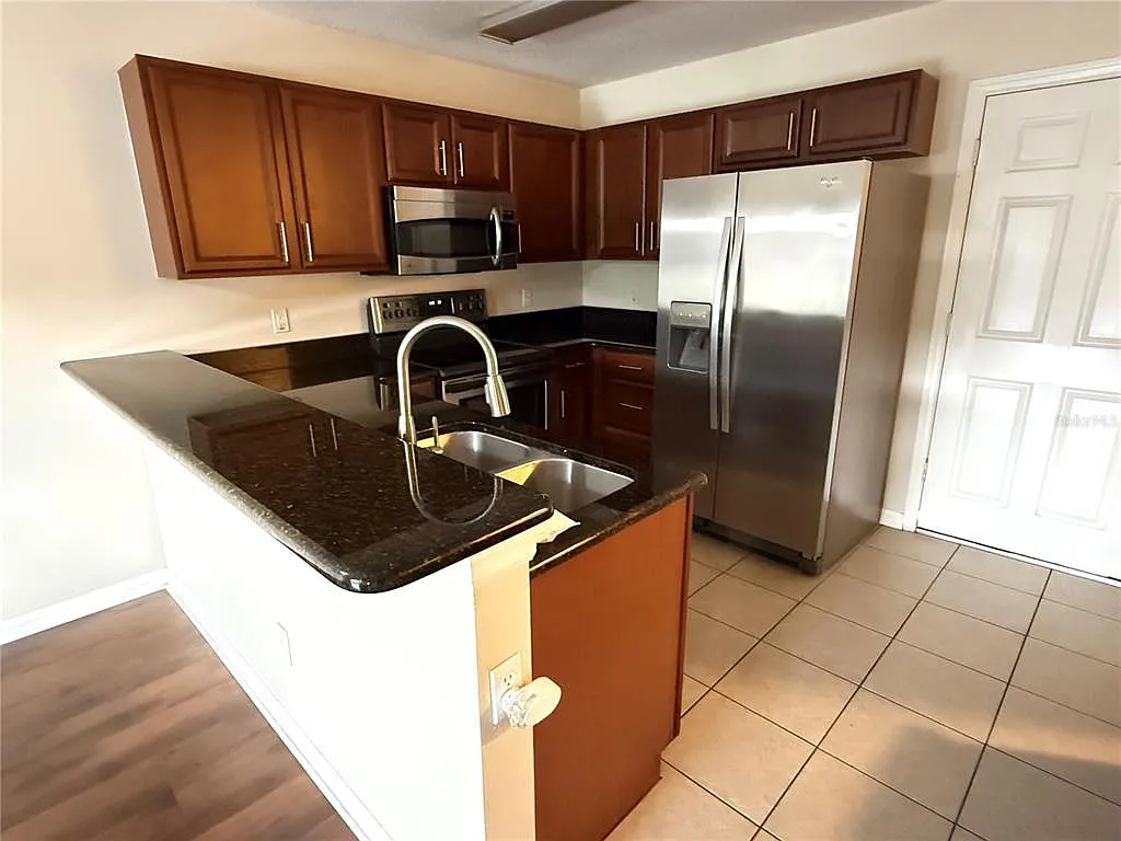 3 bed, 2.5 bath, 1495 sqft, $2,000 — Photo 2