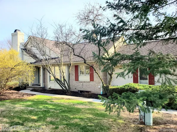 7383 Simsbury Dr, West Bloomfield, MI 48322