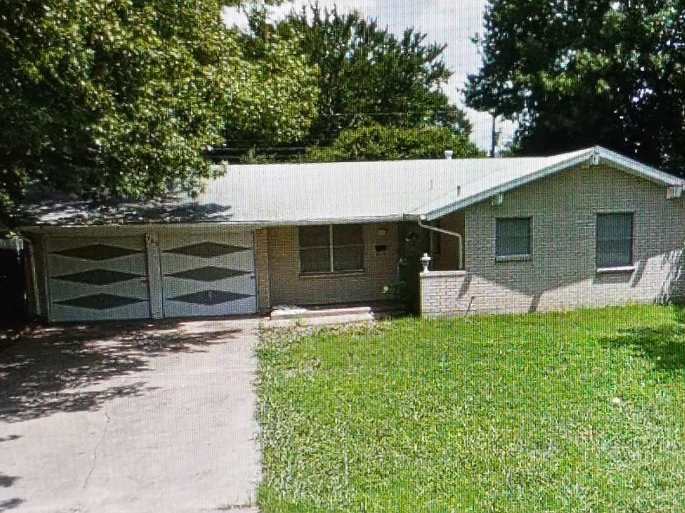 Front View 303 Glen Oaks