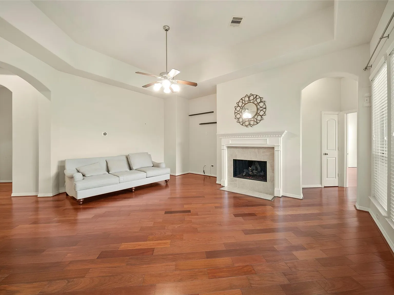 4 bed, 3.0 bath, 2726 sqft, $2,700 — Photo 4