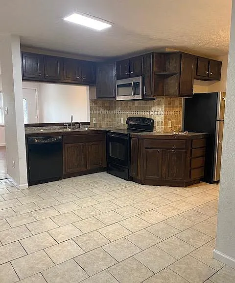 2206 W 21st St — Photo 3