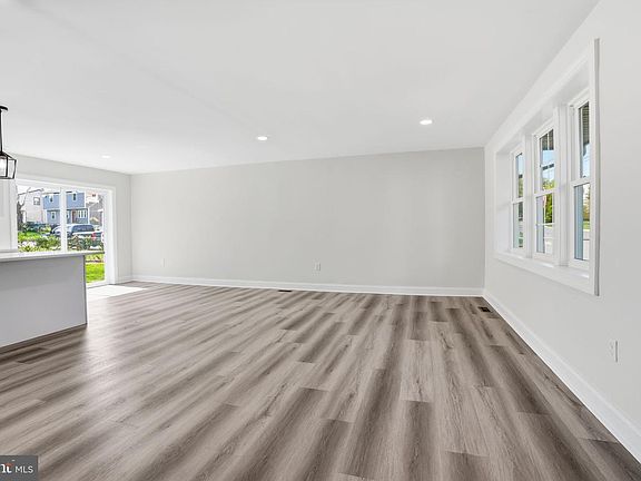 4th image of 1625 Park Ave
