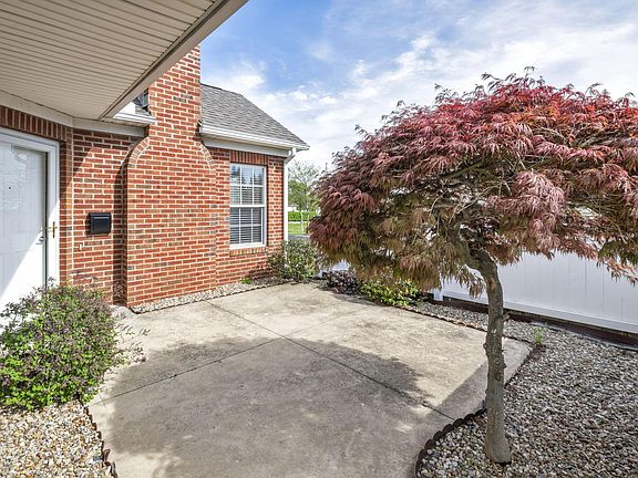 2nd image of 697 Hampton Woods Dr