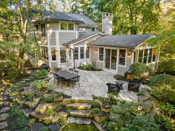 719 Birch Rd, Lake Bluff, IL 60044