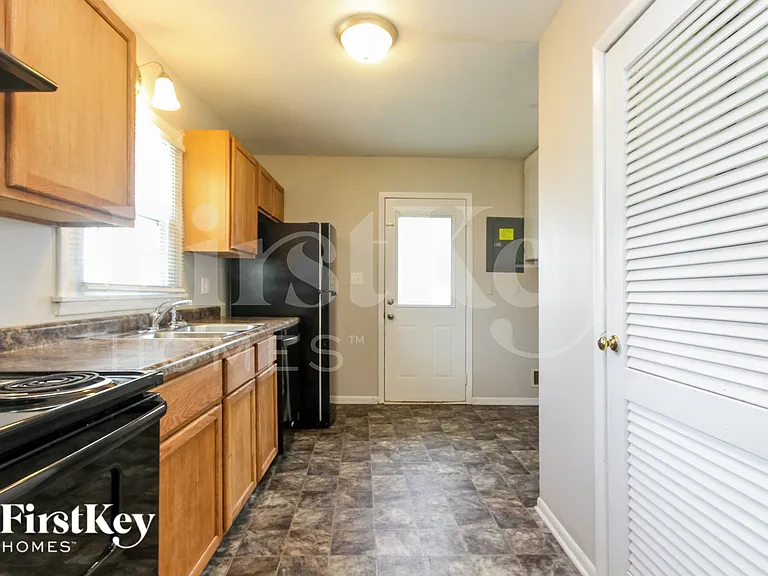 1425 Western Dr — Photo 5