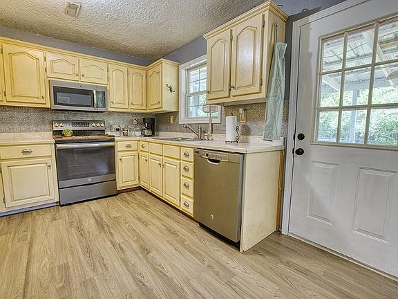 5th image of 802 N Alberta St