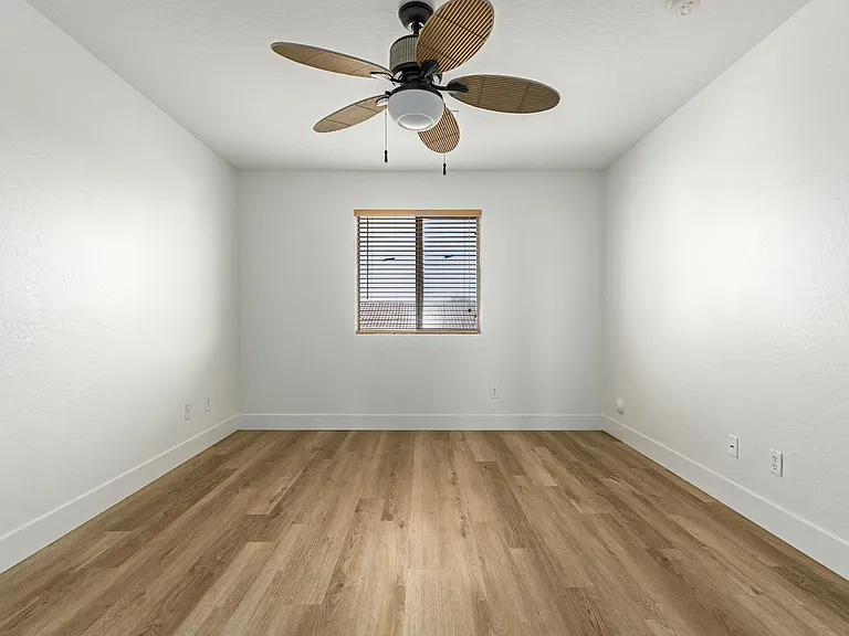 7007 W Mercer Ln — Photo 9