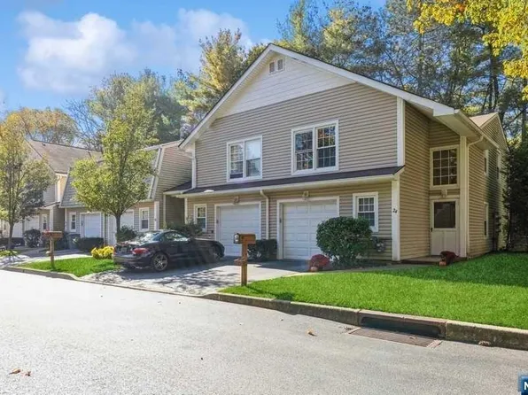 24 Crestwood Mews, Allendale, NJ 07401