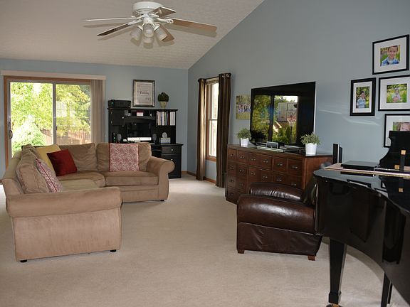 Great room w/vaulted ceiling