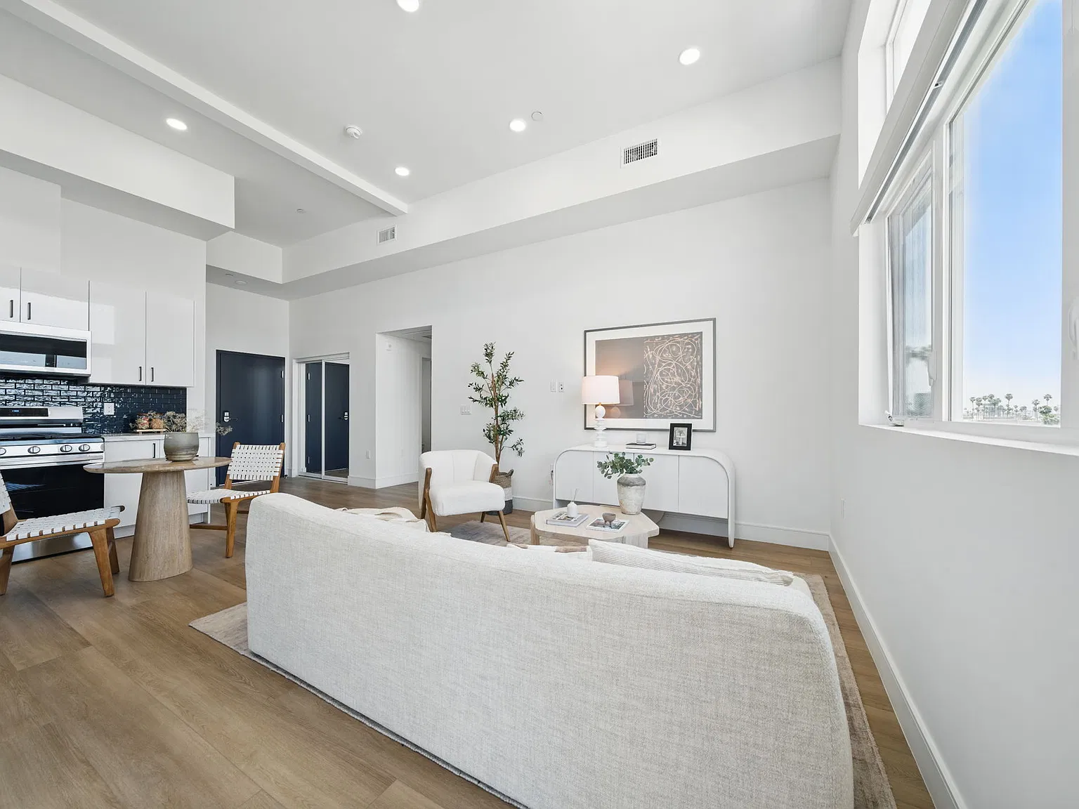 212 N Mariposa Ave — Photo 4