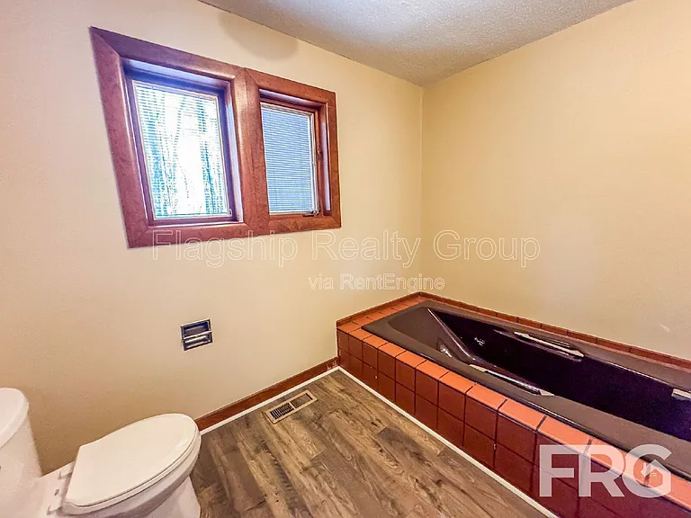 1228 Forest Acres Dr — Photo 16