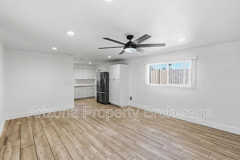 2 bed, 1.0 bath, 945 sqft — Photo 1