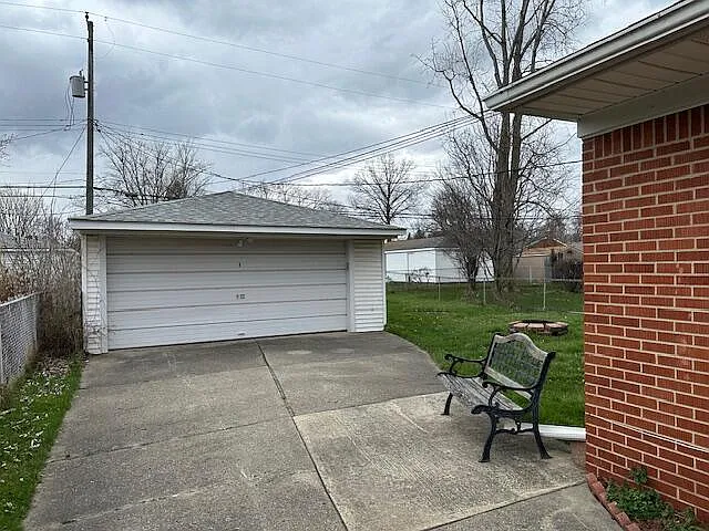 18547 Hillcrest St — Photo 38