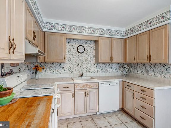 5th image of 1078 Treasure Ave
