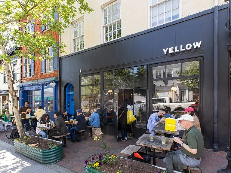 Outdoor dining in Georgtown near Kew Gardens