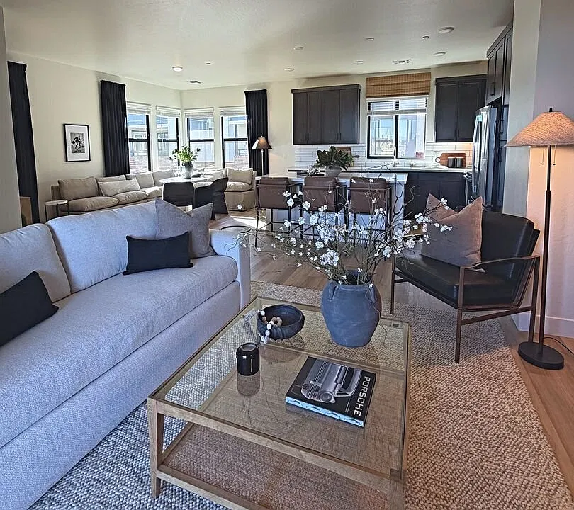 2416 E Modesto Ln