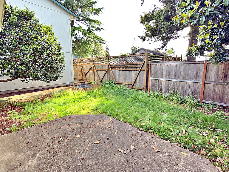 905 NE 94th Ave — Photo 36