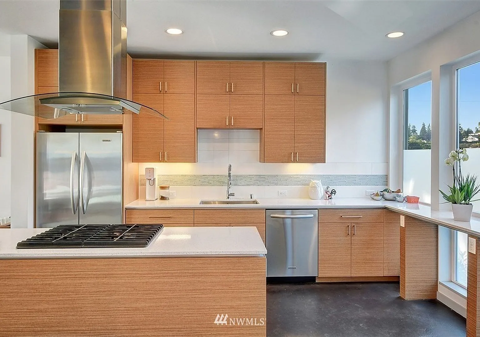Spacious West Seattle Townhome With Rooftop Deck and Waterviews!! — Photo 4