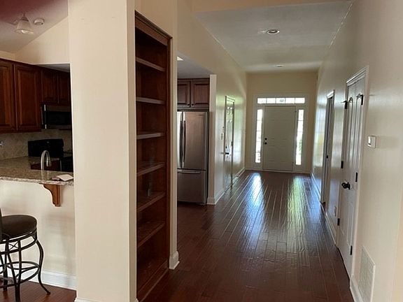 4th image of 615 Blackburn Ln