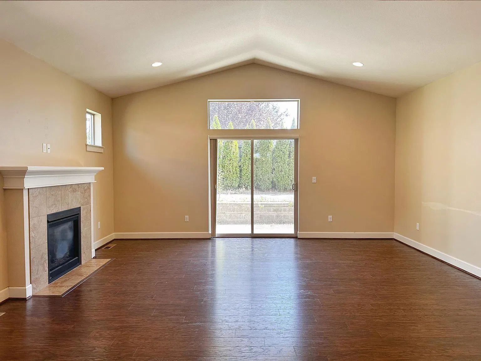 4 bed, 1900 sqft, $3,200 — Photo 4