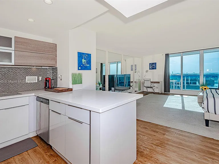 2301 Collins Ave #1230 — Photo 15