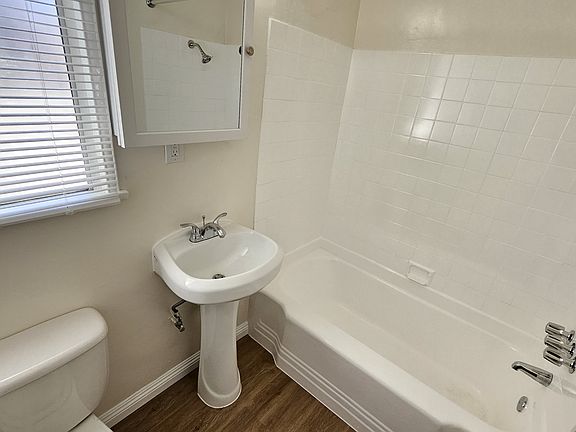 4th image of 527 N Alexandria Ave #2