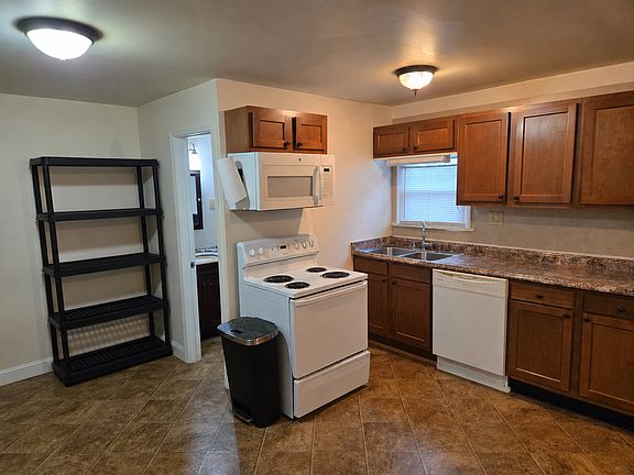 4th image of 135 W Charlotte St APT A
