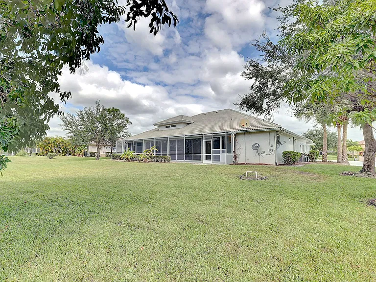 8028 Plantation Lakes Dr — Photo 46