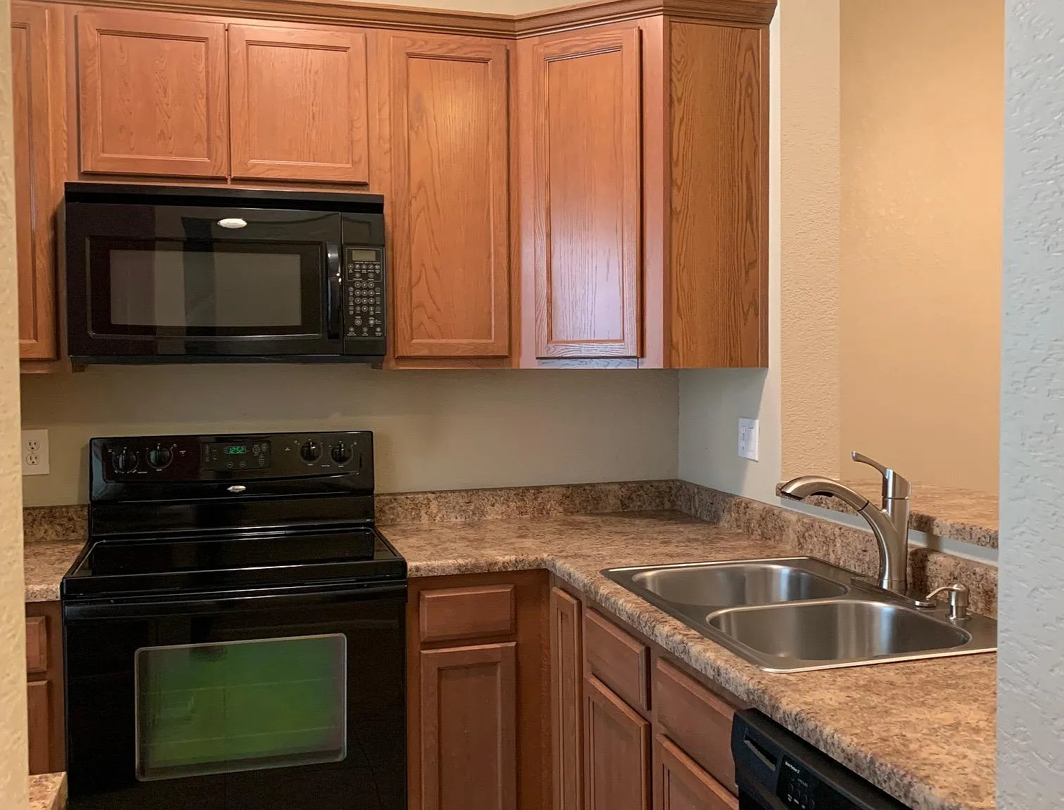 2 bed, 2.5 bath, 1056 sqft, $1,600 — Photo 1