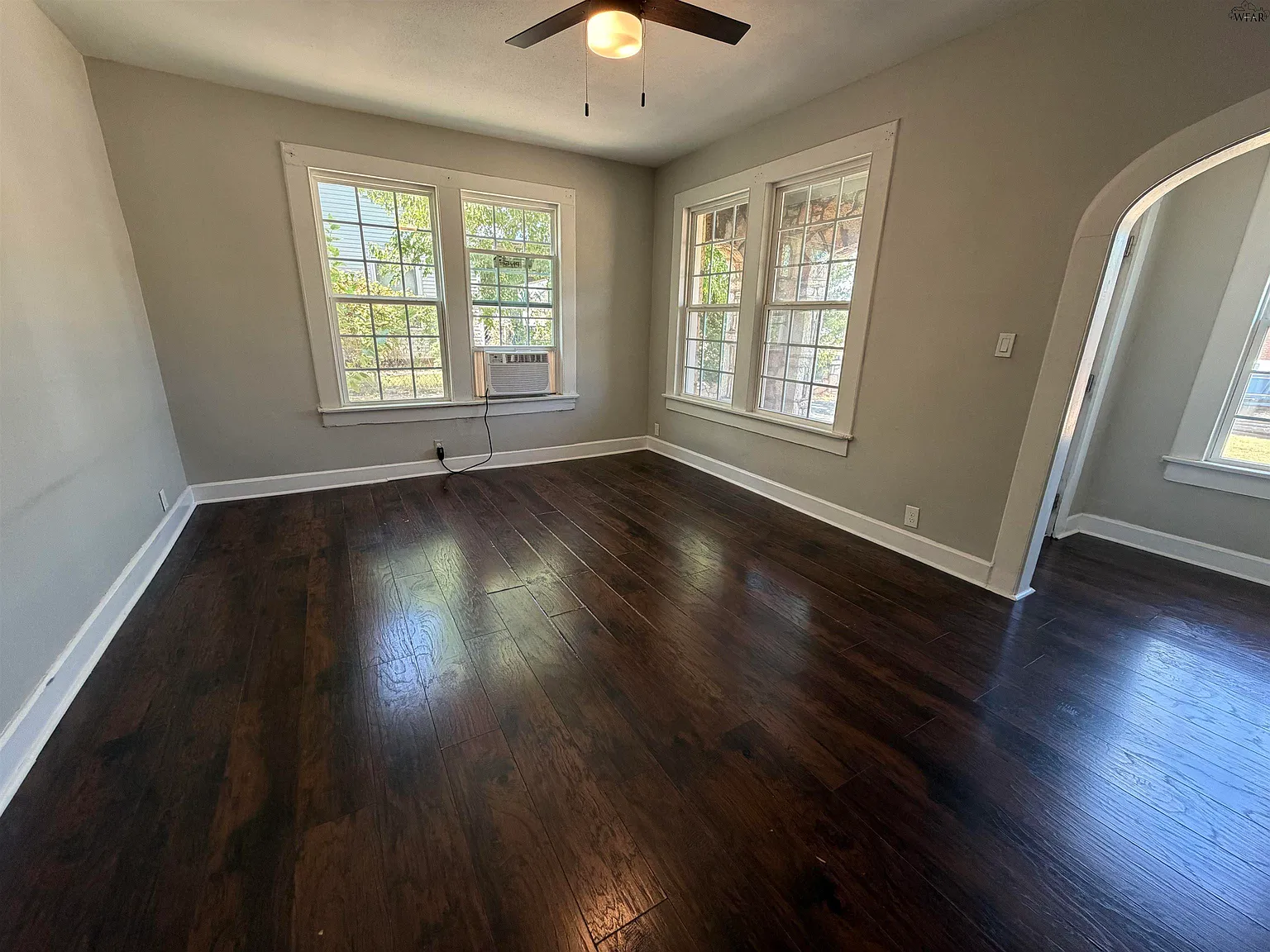 2 bed, 1.0 bath, 936 sqft, $925 — Photo 2