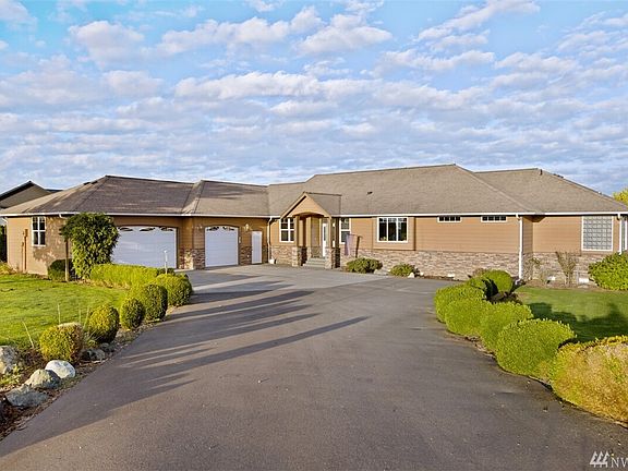 Paving its way into your favour, this Whatcom County home has a roofline to tempt the best of us!