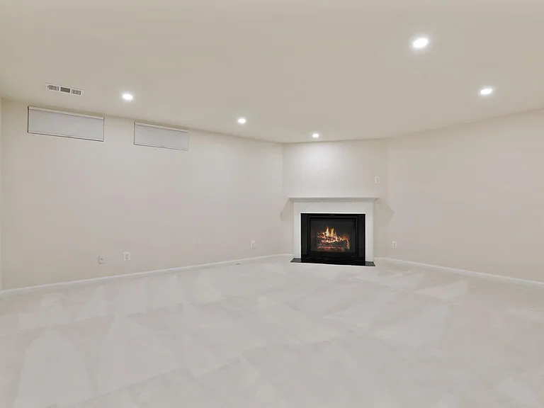 43840 Laburnum Sq — Photo 16