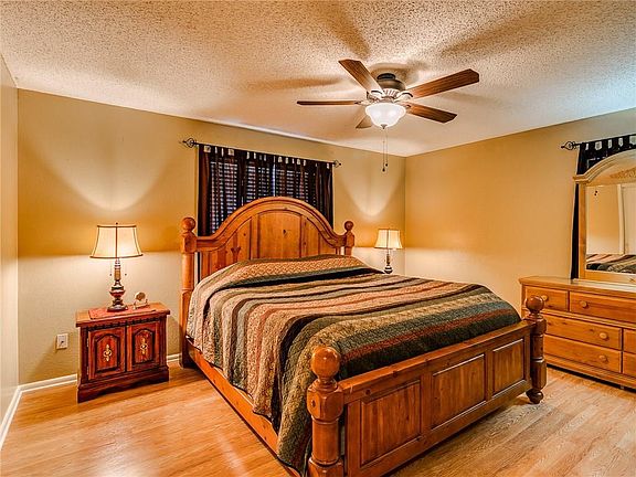 5th image of 2416 Maple Dr